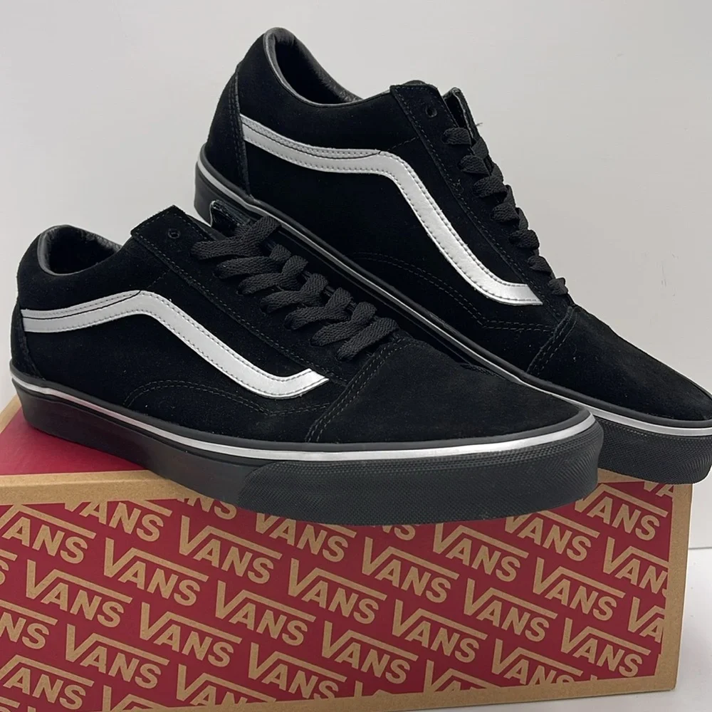 Vans Men’s Black and White Sneakers Old Skool
Metallic Black
VN000CT8BMA - Picture 4 of 16